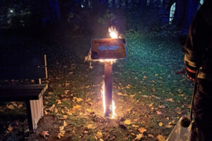 Brennendes Infoschild