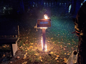 Brennendes Infoschild