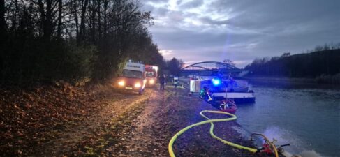 Wasser dringt in Schiff ein