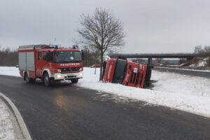 VU – LKW auf Seite